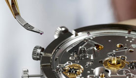 欧米茄售后维修师傅检测手表情况